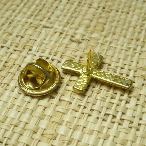 Vintage Gold Metal Cross Lapel Pin or Tie Tack - Picture 4 of 10